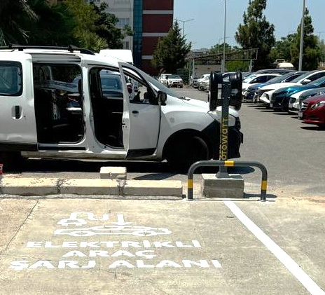D.E.Ü. Hastanesi Profesör Otoparkı şarj noktası
